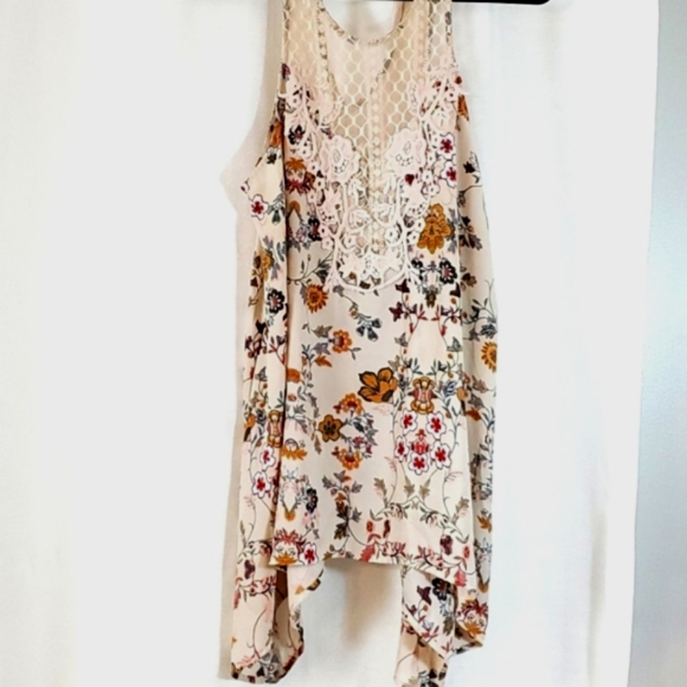 Rue 21 blouse  Size XL Excellent condition beautiful bohemian  flowers and Lace